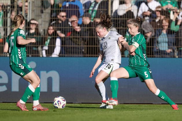 from left Janou Levels VfL Wolfsburg, 15 and Michelle Ulbrich SV Werder Bremen, 5 in a duel, dynamic, action, action, game scene, THE DFB REGULATIONS PROHIBIT ANY USE OF PHOTOGRAPHS AS IMAGE SEQUENCES AND OR QUASI VIDEO , 22 04 2026, Bremen Germany , Football, Google Pixel Womens Bundesliga, SV Werder Bremen VfL Wolfsburg xobx