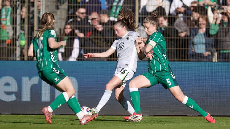 from left Janou Levels VfL Wolfsburg, 15 and Michelle Ulbrich SV Werder Bremen, 5 in a duel, dynamic, action, action, game scene, THE DFB REGULATIONS PROHIBIT ANY USE OF PHOTOGRAPHS AS IMAGE SEQUENCES AND OR QUASI VIDEO , 22 04 2026, Bremen Germany , Football, Google Pixel Womens Bundesliga, SV Werder Bremen VfL Wolfsburg xobx