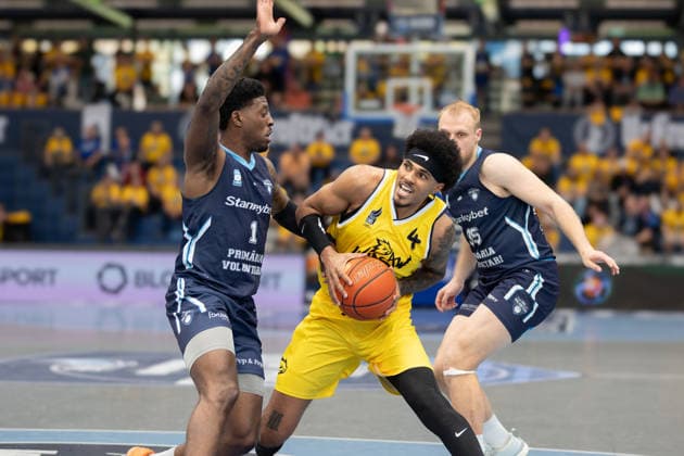 Sacar Kofi Assante Anim CSO, 1 , Rivaldo Soares Dziki, 4 , Tudor George Girbea CSO, 35 , CSO Voluntari vs Dziki Warszawa, European North Basketball League, Final Four, Semifinal 2025 26, Romania, Poland, 22 04 2026 Weissenfels Stadthalle Sachsen Anhalt Germany
