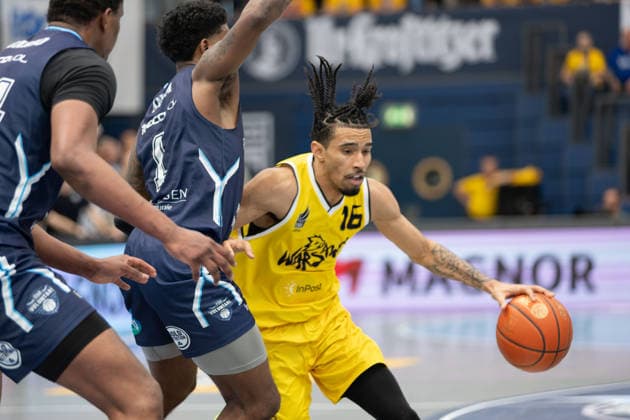 Sacar Kofi Assante Anim CSO, 1 , Tahlik Chavez Dzigi, 16 , CSO Voluntari vs Dziki Warszawa, European North Basketball League, Final Four, Semifinal 2025 26, Romania, Poland, 22 04 2026 Weissenfels Stadthalle Sachsen Anhalt Germany