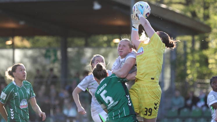 Bremen vs VfL, BL Women Bremen, 22 04 2026, Football, Women, Google Pixel Bundesliga, Season 2025 2026, SV Werder Bremen vs VfL Wolfsburg, Michelle Ulbrich Werder Bremen , Sarai Linder VfL Wolfsburg , Camilla Küver VfL Wolfsburg Germany