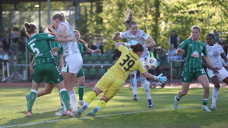 Bremen vs VfL, BL Women Bremen, 22 04 2026, Football, Women, Google Pixel Bundesliga, Season 2025 2026, SV Werder Bremen vs VfL Wolfsburg, Michelle Ulbrich Werder Bremen , Camilla Küver VfL Wolfsburg , Janina Minge VfL Wolfsburg , Goalkeeper Mariella El Sherif Werder Bremen Sarah Ernst Werder Bremen Germany