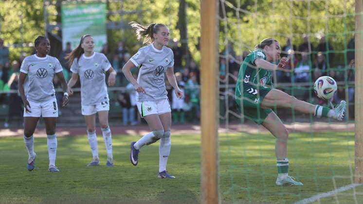 Bremen vs VfL, BL Women Bremen, 22 04 2026, Football, Women, Google Pixel Bundesliga, Season 2025 2026, SV Werder Bremen vs VfL Wolfsburg, Lineth Beerensteyn VfL Wolfsburg , Janina Minge VfL Wolfsburg , Sarah Gutmann Werder Bremen Germany