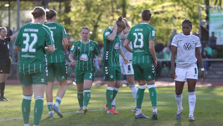 Bremen vs VfL, BL Women Bremen, 22 04 2026, Football, Women, Google Pixel Bundesliga, Season 2025 2026, SV Werder Bremen vs VfL Wolfsburg, Lineth Beerensteyn VfL Wolfsburg , Hanna Nemeth Werder Bremen , Sarah Gutmann Werder Bremen Germany