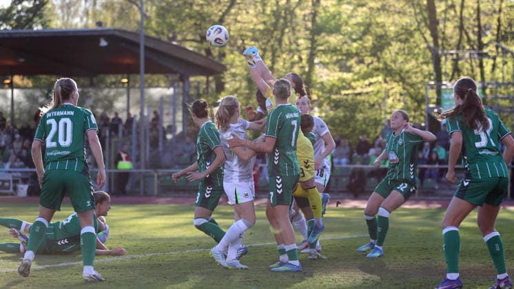 Bremen vs VfL, BL Women Bremen, 22 04 2026, Football, Women, Google Pixel Bundesliga, Season 2025 2026, SV Werder Bremen vs VfL Wolfsburg, Goalkeeper Mariella El Sherif Werder Bremen , Camilla Küver VfL Wolfsburg , Larissa Mühlhaus Werder Bremen Germany