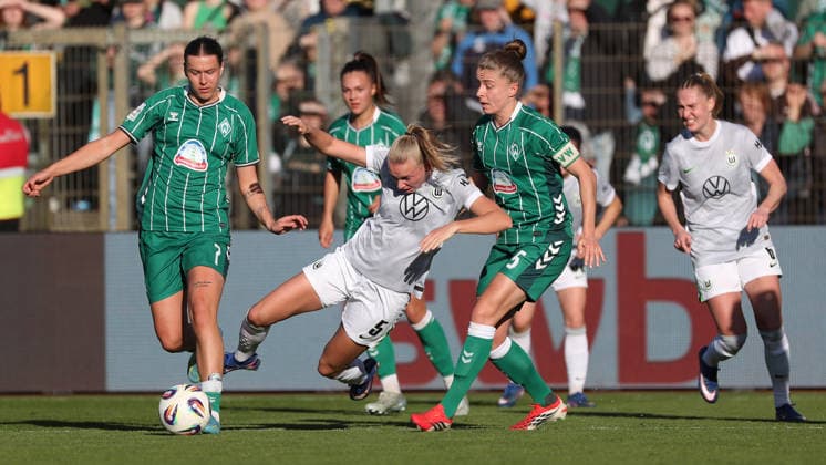Bremen vs VfL, BL Women Bremen, 22 04 2026, Football, Women, Google Pixel Bundesliga, Season 2025 2026, SV Werder Bremen vs VfL Wolfsburg, Larissa Mühlhaus Werder Bremen , Janina Minge VfL Wolfsburg , Michelle Ulbrich Werder Bremen Germany