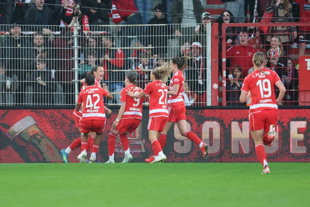 1 Soccer Bundesliga Women Union Berlin Bayern Munich, 22 04 2026 Goal celebration, cheering Lia Kamber Union Berlin, 41 celebrates the goal to 2 2 with Naika Reissner Union Berlin, 42 , Sophie Weidauer Union Berlin, 9 , Jenny Hipp Union Berlin, 27 , during the match in the 1 Soccer Bundesliga Women Union Berlin Bayern Munich in Berlin, Stadion An der Alten Försterei , on 22 04 2026 DFB regulations prohibit any use of photographs as image sequences and or quasi video Copyright: xBEAUTIFULxSPORTS Frankex