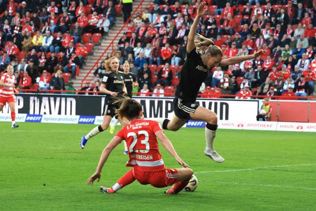 DEU, 2 BL, Frauen, 1 FC Union vs Bayern Muenchen, 22 04 2026, Stadion Alte Foersterei, Berlin, DEU, 2 BL, Frauen, 1 FC Union vs Bayern Muenchen, im Bild Nele Bauereisen 1 FC Union Berlin 23 , Eriksson Magdalena FC Bayern Muenchen 5 DFL regulations prohibit any use of Photographs as image sequences and or quasi video nordphotoxGmbHx xEngler nph00076