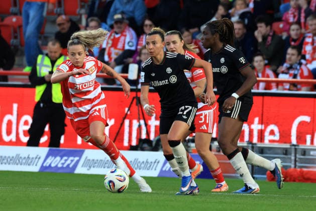 DEU, 2 BL, Frauen, 1 FC Union vs Bayern Muenchen, 22 04 2026, Stadion Alte Foersterei, Berlin, DEU, 2 BL, Frauen, 1 FC Union vs Bayern Muenchen, im Bild Jenny Hipp 1 FC Union Berlin 27 , Caruso Arianna FC Bayern Muenchen 27 , Amani Bernadette FC Bayern Muenchen 15 DFL regulations prohibit any use of Photographs as image sequences and or quasi video nordphotoxGmbHx xEngler nph00076