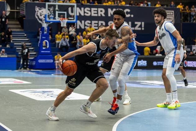 GER, ENBL VIMODROM Final 4, Semi-Final 2, SYNTAINICS MBC Manchester Basketball 22 04 2026, Stadthalle, Weißenfels, GER, ENBL VIMODROM Final 4, Semi-Final 2, SYNTAINICS MBC Manchester Basketball Spencer Reaves Syntainics MBC, 31 , Pjay Smith Jr Manchester Basketball, 0 Â Photo Alexander Trienitz Weißenfels Stadthalle Sachsen Anhalt Germany