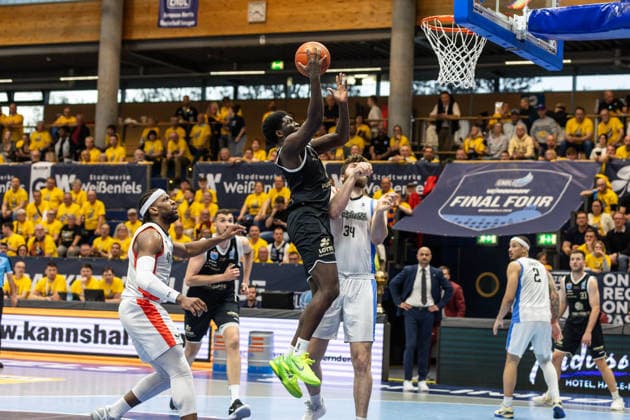 GER, ENBL VIMODROM Final 4, Semi-Final 2, SYNTAINICS MBC Manchester Basketball 22 04 2026, Stadthalle, Weißenfels, GER, ENBL VIMODROM Final 4, Semi-Final 2, SYNTAINICS MBC Manchester Basketball Khyri Thomas Syntainics MBC, 0 , Matthew Nicholson Manchester Basketball, 34 Â Photo Alexander Trienitz Weißenfels Stadthalle Sachsen Anhalt Germany
