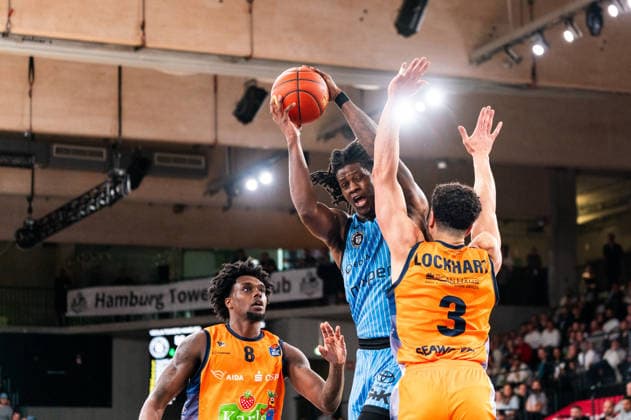 Leonard Thorpe Jr Veolia Towers Hamburg, 02 in duel with Dominic Lockhart Rostock Seawolves, 3 , GER, Veolia Towers Hamburg vs Rostock Seawolves, Basketball, Bundesliga, Matchday 13, Season 2025 2026, 22 04 2026 GER, Veolia Towers Hamburg vs Rostock Seawolves, Basketball, Bundesliga, Matchday 13, Season 2025 2026, 22 04 2026 Hamburg Copyright: xEibner-Pressefoto MaxxVincenx EP_MVN