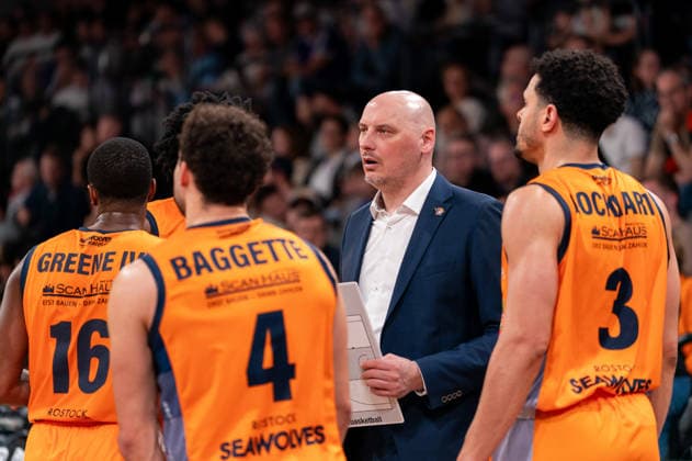 PrzemysÅaw Frasunkiewicz Rostock Seawolves, Coach Timeout Timeout, GER, Veolia Towers Hamburg vs Rostock Seawolves, Basketball, Bundesliga, Matchday 13, Season 2025 2026, 22 04 2026 GER, Veolia Towers Hamburg vs Rostock Seawolves, Basketball, Bundesliga, Matchday 13, Season 2025 2026, 22 04 2026 Hamburg Copyright: xEibner-Pressefoto MaxxVincenx EP_MVN