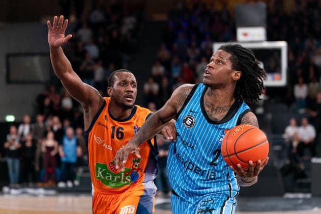 Leonard Thorpe Jr Veolia Towers Hamburg, 02 dribbling against Phillip Greene IV Rostock Seawolves, 16 , GER, Veolia Towers Hamburg vs Rostock Seawolves, Basketball, Bundesliga, Matchday 13, Season 2025 2026, 22 04 2026 GER, Veolia Towers Hamburg vs Rostock Seawolves, Basketball, Bundesliga, Matchday 13, Season 2025 2026, 22 04 2026 Hamburg Copyright: xEibner-Pressefoto MaxxVincenx EP_MVN