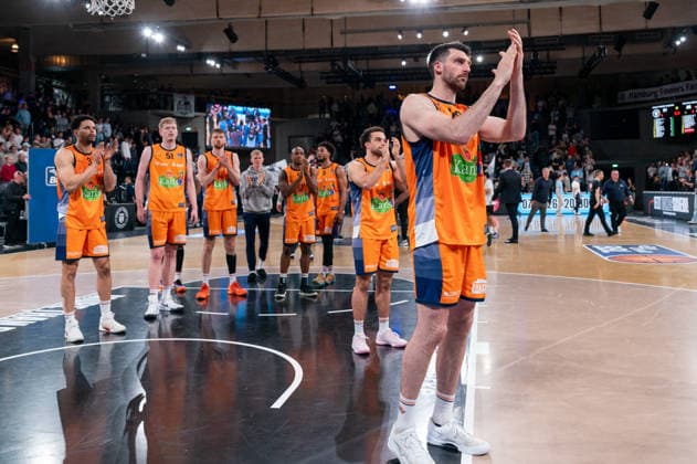 Rostock team disappointed Disappointment after defeat, Owen Klassen Rostock Seawolves, 29 , GER, Veolia Towers Hamburg vs Rostock Seawolves, Basketball, Bundesliga, Matchday 13, Season 2025 2026, 22 04 2026 GER, Veolia Towers Hamburg vs Rostock Seawolves, Basketball, Bundesliga, Matchday 13, Season 2025 2026, 22 04 2026 Hamburg Copyright: xEibner-Pressefoto MaxxVincenx EP_MVN
