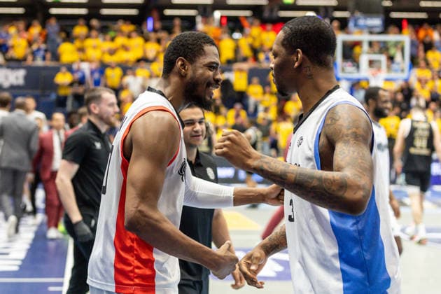 GER, ENBL VIMODROM Final 4, Semi-Final 2, SYNTAINICS MBC Manchester Basketball 22 04 2026, Stadthalle, Weißenfels, GER, ENBL VIMODROM Final 4, Semi-Final 2, SYNTAINICS MBC Manchester Basketball Othniel Shelton Manchester Basketball, 30 and äGabe Osabuohien Manchester Basketball, 3 are happy about the victory  Photo Alexander Trienitz Weißenfels Stadthalle Sachsen Anhalt Germany