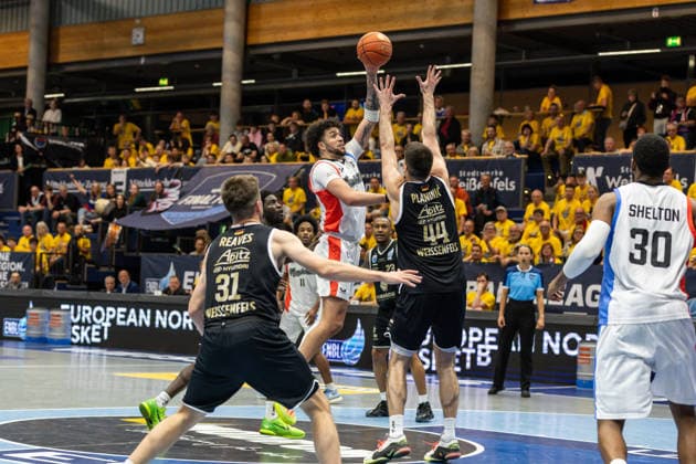 GER, ENBL VIMODROM Final 4, Semi-Final 2, SYNTAINICS MBC Manchester Basketball 22 04 2026, Stadthalle, Weißenfels, GER, ENBL VIMODROM Final 4, Semi-Final 2, SYNTAINICS MBC Manchester Basketball DJ Mitchell Manchester Basketball, 8 , Jure Planinic Syntainics MBC, 44 Â Photo Alexander Trienitz Weißenfels Stadthalle Sachsen Anhalt Germany