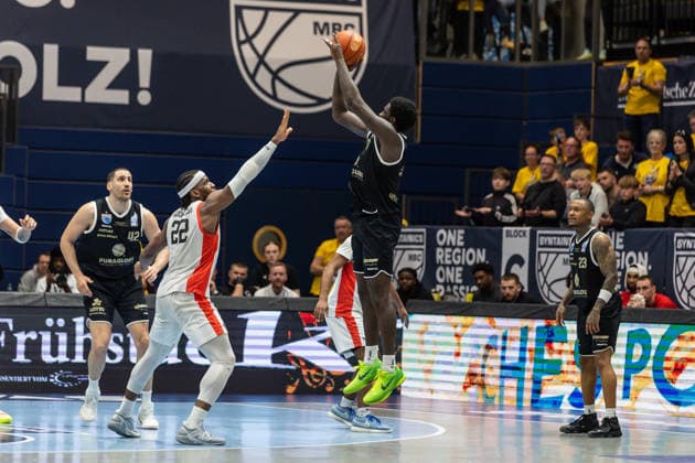GER, ENBL VIMODROM Final 4, Semifinal 2, SYNTAINICS MBC Manchester Basketball 22 04 2026, Stadthalle, Weißenfels, GER, ENBL VIMODROM Final 4, Semifinal 2, SYNTAINICS MBC Manchester Basketball Khyri Thomas Syntainics MBC, 0 , Tim Adetukasi Manchester Basketball, 22 Â Photo Alexander Trienitz Weißenfels Stadthalle Sachsen Anhalt Germany