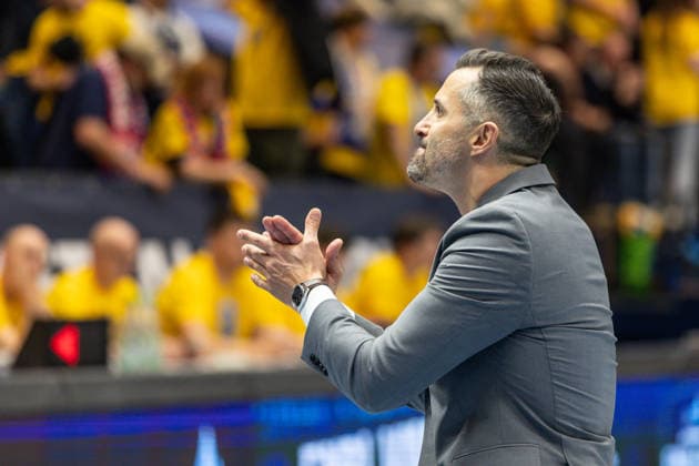 GER, ENBL VIMODROM Final 4, Semi-Final 2, SYNTAINICS MBC Manchester Basketball 22 04 2026, Stadthalle, Weißenfels, GER, ENBL VIMODROM Final 4, Semi-Final 2, SYNTAINICS MBC Manchester Basketball Matthew Otten Head Coach , Manchester Basketball thanks the fans  Photo Alexander Trienitz Weißenfels Stadthalle Sachsen Anhalt Germany