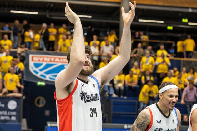 GER, ENBL VIMODROM Final 4, Semi-Final 2, SYNTAINICS MBC Manchester Basketball 22 04 2026, Stadthalle, Weißenfels, GER, ENBL VIMODROM Final 4, Semi-Final 2, SYNTAINICS MBC Manchester Basketball Matthew Nicholson Manchester Basketball, 34 thanks the fans  Photo Alexander Trienitz Weißenfels Stadthalle Sachsen Anhalt Germany