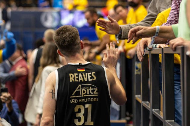 GER, ENBL VIMODROM Final 4, Semi-Final 2, SYNTAINICS MBC Manchester Basketball 22 04 2026, Stadthalle, Weißenfels, GER, ENBL VIMODROM Final 4, Semi-Final 2, SYNTAINICS MBC Manchester Basketball Spencer Reaves Syntainics MBC, 31 thanks the fans  Photo Alexander Trienitz Weißenfels Stadthalle Sachsen Anhalt Germany