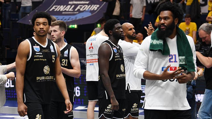 Basketball, ENBL VIMODROM Final Four 2026, Semifinal, SYNTAINICS MBC Mitteldeutscher Basketball Club Weissenfels vs Manchester Basketball 22 04 2026 86 89 49 42 Frustration and anger among MBC players after the defeat in the game MBC Weißenfels vs Manchester Basketball 22 04 2026 On display Marcus Foster Forward Syntainics MBC, Back number 5 , Spencer Reaves Guard Syntainics MBC, back number 31 , Khyri Thomas Guard Syntainics MBC, back number 0 , Akeem Vargas Forward Syntainics MBC, back number 11 , R J Gunn Forward Syntainics MBC, back number 21 v l n r Weißenfels Sachsen Anhalt Germany Stadthalle Weißenfels