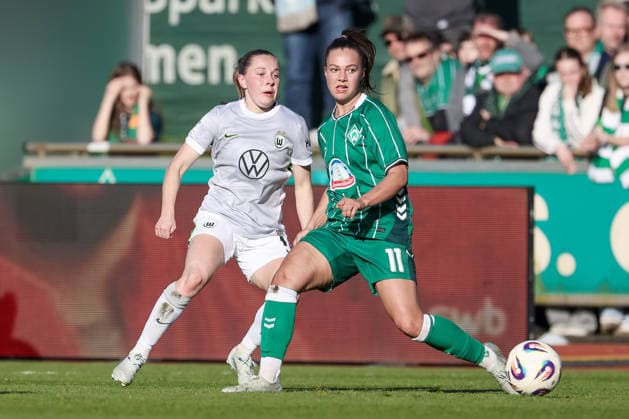 from left Janou Levels VfL Wolfsburg, 15 and Maja Sternad SV Werder Bremen, 11 in a duel, dynamic, action, action, game scene, THE DFB REGULATIONS PROHIBIT ANY USE OF PHOTOGRAPHS AS IMAGE SEQUENCES AND OR QUASI VIDEO , 22 04 2026, Bremen Germany , Football, Google Pixel Womens Bundesliga, SV Werder Bremen VfL Wolfsburg xobx