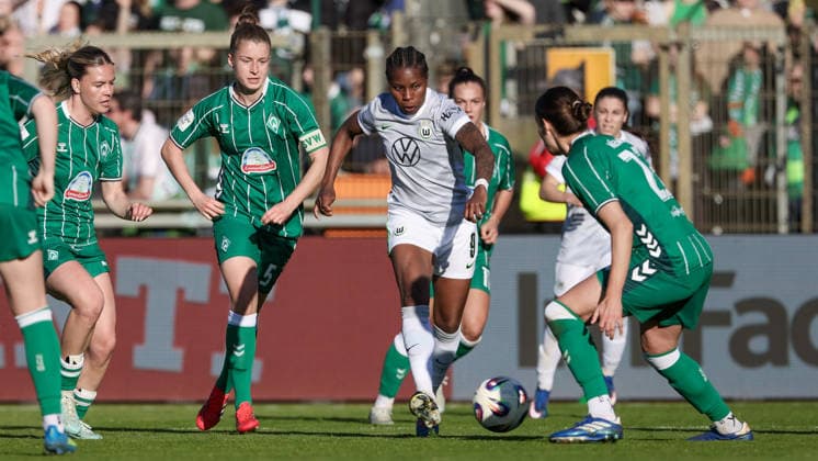 from left Juliane Wirtz SV Werder Bremen, 28 , Michelle Ulbrich SV Werder Bremen, 5 , Lineth Beerensteyn VfL Wolfsburg, 9 and Hanna Nemeth SV Werder Bremen, 23 in triathlon, duel, duel, dynamics, action, action, game scene, THE DFB REGULATIONS PROHIBIT ANY USE OF PHOTOGRAPHS AS IMAGE SEQUENCES AND OR QUASI VIDEO , 22 04 2026, Bremen Germany , Football, Google Pixel Womens Bundesliga, SV Werder Bremen VfL Wolfsburg xobx