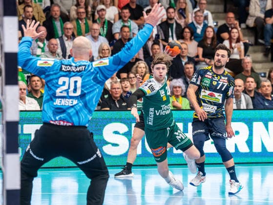 Franko Lastro Frisch Auf Goeppingen, 28 at full speed against Dani Baijens Rhein Neckar Loewen, 77 , Frisch Auf Goeppingen vs Rhein Neckar Loewen, Handball, 1 Bundesliga, Men, Season 2025 2026, 23 04 2026, Frisch Auf Goeppingen vs Rhein Neckar Loewen, Handball, 1 Bundesliga, Men, Season 2025 2026, 23 04 2026 Goeppingen Copyright: xEibner-Pressefoto MichaelxSchmidx EP_MST
