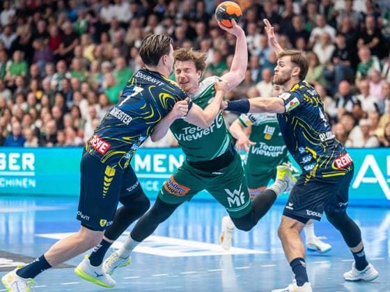 Erik Persson Frisch Auf Goeppingen, 22 in duel with Robert Timmermeister Rhein Neckar Loewen, 07 and Mathias Larson Rhein Neckar Loewen, 04 , Frisch Auf Goeppingen vs Rhein Neckar Loewen, Handball, 1 Bundesliga, Men, Season 2025 2026, 23 04 2026, Frisch Auf Goeppingen vs Rhein Neckar Loewen, Handball, 1 Bundesliga, Men, Season 2025 2026, 23 04 2026 Goeppingen Copyright: xEibner-Pressefoto MichaelxSchmidx EP_MST