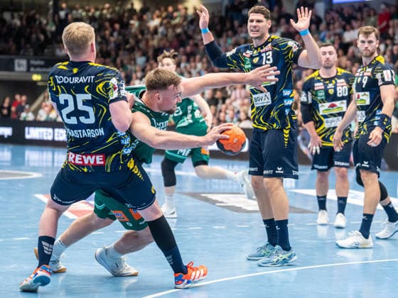 Ludvig Jurmala Astroem Frisch Auf Goeppingen, 25 in duel with Haukur Thrastarson Rhein Neckar Loewen, 25 , Frisch Auf Goeppingen vs Rhein Neckar Loewen, Handball, 1 Bundesliga, Men, Season 2025 2026, 23 04 2026, Frisch Auf Goeppingen vs Rhein Neckar Loewen, Handball, 1 Bundesliga, Men, Season 2025 2026, 23 04 2026 Goeppingen Copyright: xEibner-Pressefoto MichaelxSchmidx EP_MST