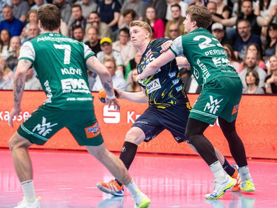Haukur Thrastarson Rhein Neckar Loewen, 25 in duel with Erik Persson Frisch Auf Goeppingen, 22 , Frisch Auf Goeppingen vs Rhein Neckar Loewen, Handball, 1 Bundesliga, Men, Season 2025 2026, 23 04 2026, Frisch Auf Goeppingen vs Rhein Neckar Loewen, Handball, 1 Bundesliga, Men, Season 2025 2026, 23 04 2026 Goeppingen Copyright: xEibner-Pressefoto MichaelxSchmidx EP_MST