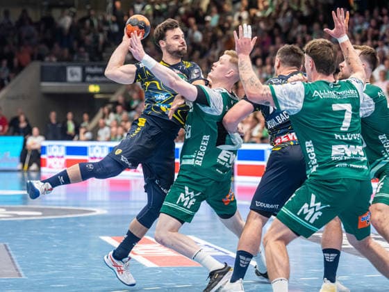 Dani Baijens Rhein Neckar Loewen, 77 in duel with Ymir Oern Gislason Frisch Auf Goeppingen, 33 , Frisch Auf Goeppingen vs Rhein Neckar Loewen, Handball, 1 Bundesliga, Men, Season 2025 2026, 23 04 2026, Frisch Auf Goeppingen vs Rhein Neckar Loewen, Handball, 1 Bundesliga, Men, Season 2025 2026, 23 04 2026 Goeppingen Copyright: xEibner-Pressefoto MichaelxSchmidx EP_MST