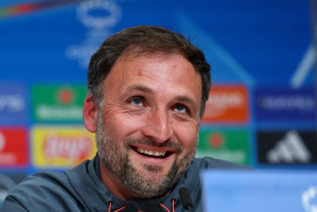 Jose Barcala FC Bayern Muenchen, Head coach laughs at press conference, GER, International press conference, FC Bayern Muenchen, Football, UEFA Womens Champions League, Semi-final, First leg, 2025 2026 season, 24 04 2026, GER, International press conference, FC Bayern Muenchen, Football, UEFA Womens Champions League, Semi-final, First leg, 2025 2026 season, 24 04 2026 Muenchen Copyright: xEibner-Pressefoto JennixMaulx EP_JML