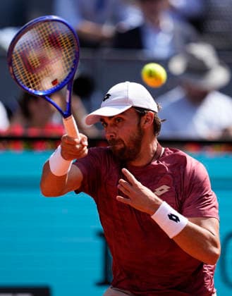 April 24, 2026, Madrid, Madrid, Spain: Benjamin Bonzi of France plays against Jannik Sinner of Italy during the Mutua Madrid Open 2026, ATP, Tennis Herren Masters 1000 and WTA, Tennis Damen 1000, at La Caja Magica on April 24, 2026 in Madrid, Spain. Madrid Spain - ZUMAa181 20260424_zaa_a181_315 Copyright: xOscarxJ.xBarrosox