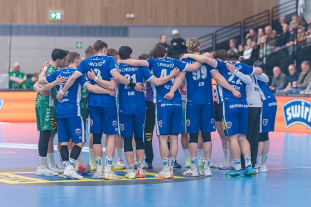 GWD Minden Green and ThSV Eisenach Blue at the welcome of the teams GER, GWD Minden vs ThSV Eisenach, Handball, 1 Bundesliga, Matchday 29, Season 2025 2026, 24 04 2026 GER, GWD Minden vs ThSV Eisenach, Handball, 1 Bundesliga, Matchday 29, Season 2025 2026, 24 04 2026 Minden Copyright: xEibner-Pressefoto JanxRollingerx EP_JSK