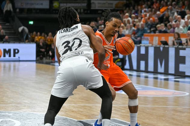 Alonzo Verge jr RASTA Vechta, 11 on the ball against Chip Flanigan Basketball Loewen Braunschweig, 30 RASTA Vechta vs Basketball Loewen Braunschweig, easyCredit Basketball Bundesliga, Matchday 31, Season 2025 2026, 24 04 2026, RASTA Vechta vs Basketball Loewen Braunschweig, easyCredit Basketball Bundesliga, Matchday 31, Season 2025 2026, 24 04 2026 Vechta Copyright: xEibner-Pressefoto RobertxGertzenx EP_RGN