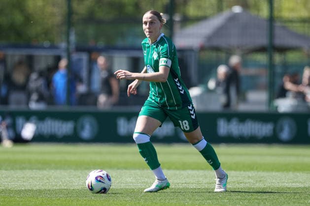 Lina Hausicke SV Werder Bremen, 18 on the ball, cropped image, single image, full body, action, action, game scene, THE DFB REGULATIONS PROHIBIT ANY USE OF PHOTOGRAPHS AS IMAGE SEQUENCES AND OR QUASI VIDEO , 25 04 2026, Leipzig Germany , Football, Google Pixel Womens Bundesliga, RB Leipzig SV Werder Bremen xobx