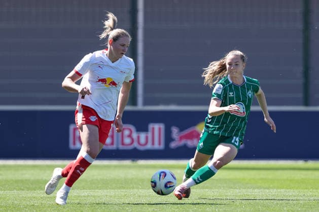 from left Marleen Schimmer RB Leipzig, 14 and Michelle Weiß SV Werder Bremen, 15 in a duel, dynamic, action, action, game scene, THE DFB REGULATIONS PROHIBIT ANY USE OF PHOTOGRAPHS AS IMAGE SEQUENCES AND OR QUASI VIDEO , 25 04 2026, Leipzig Germany , Football, Google Pixel Womens Bundesliga, RB Leipzig SV Werder Bremen xobx