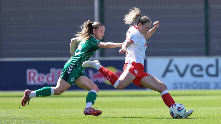 from left Michelle Weiß SV Werder Bremen, 15 and Marleen Schimmer RB Leipzig, 14 in a duel, dynamic, action, action, game scene, THE DFB REGULATIONS PROHIBIT ANY USE OF PHOTOGRAPHS AS IMAGE SEQUENCES AND OR QUASI VIDEO , 25 04 2026, Leipzig Germany , Football, Google Pixel Womens Bundesliga, RB Leipzig SV Werder Bremen xobx
