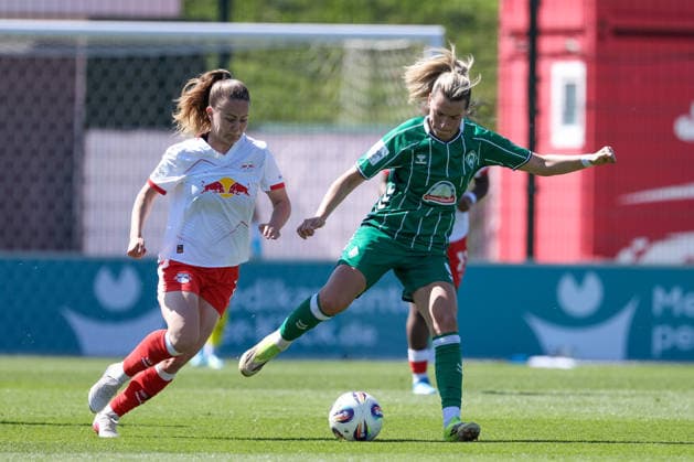 from left Annabel Schasching RB Leipzig, 16 and Medina Desic SV Werder Bremen, 9 in a duel, dynamic, action, action, game scene, THE DFB REGULATIONS PROHIBIT ANY USE OF PHOTOGRAPHS AS IMAGE SEQUENCES AND OR QUASI VIDEO , 25 04 2026, Leipzig Germany , Football, Google Pixel Womens Bundesliga, RB Leipzig SV Werder Bremen xobx