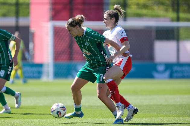 from left Larissa Mühlhaus SV Werder Bremen, 7 and Sandra Starke RB Leipzig, 13 in a duel, dynamic, action, action, game scene, THE DFB REGULATIONS PROHIBIT ANY USE OF PHOTOGRAPHS AS IMAGE SEQUENCES AND OR QUASI VIDEO , 25 04 2026, Leipzig Germany , Football, Google Pixel Womens Bundesliga, RB Leipzig SV Werder Bremen xobx
