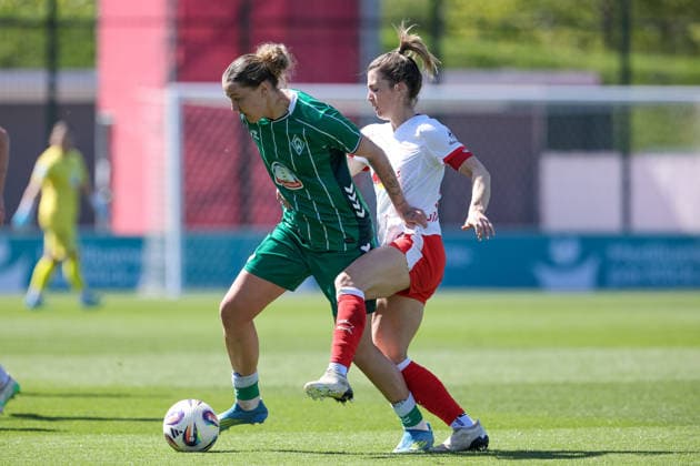 from left Larissa Mühlhaus SV Werder Bremen, 7 and Sandra Starke RB Leipzig, 13 in a duel, dynamic, action, action, game scene, THE DFB REGULATIONS PROHIBIT ANY USE OF PHOTOGRAPHS AS IMAGE SEQUENCES AND OR QUASI VIDEO , 25 04 2026, Leipzig Germany , Football, Google Pixel Womens Bundesliga, RB Leipzig SV Werder Bremen xobx