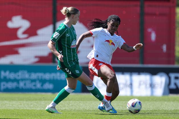 from left Lina Hausicke SV Werder Bremen, 18 and Delice Boboy RB Leipzig, 17 in a duel, dynamic, action, action, game scene, THE DFB REGULATIONS PROHIBIT ANY USE OF PHOTOGRAPHS AS IMAGE SEQUENCES AND OR QUASI VIDEO , 25 04 2026, Leipzig Germany , Football, Google Pixel Womens Bundesliga, RB Leipzig SV Werder Bremen xobx