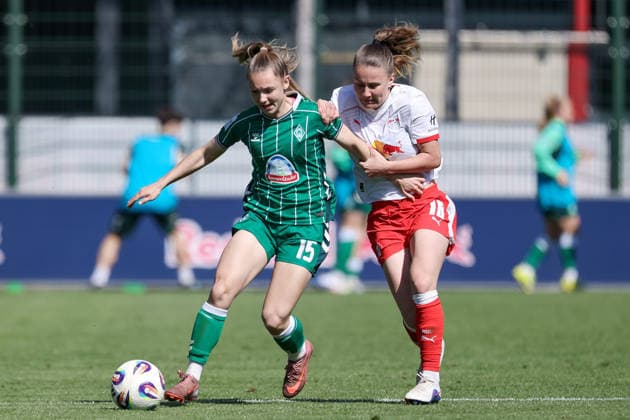from left Michelle Weiß SV Werder Bremen, 15 and Annabel Schasching RB Leipzig, 16 in a duel, dynamic, action, action, game scene, THE DFB REGULATIONS PROHIBIT ANY USE OF PHOTOGRAPHS AS IMAGE SEQUENCES AND OR QUASI VIDEO , 25 04 2026, Leipzig Germany , Football, Google Pixel Womens Bundesliga, RB Leipzig SV Werder Bremen xobx