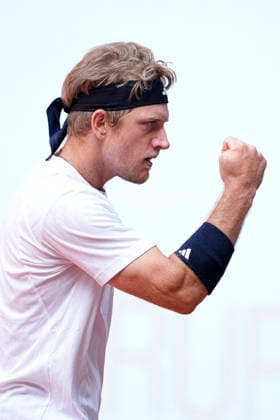 April 25, 2026, Madrid, Madrid, Spain: Alejandro Davidovich Fokina of Spain reacts against Pablo Carreno Busta of Spain during the Mutua Madrid Open 2026, ATP, Tennis Herren Masters 1000 and WTA, Tennis Damen 1000, at La Caja Magica on April 25, 2026 in Madrid, Spain. Mutua Madrid Open 2026 - Day 6 - ZUMAa181 20260425_zaa_a181_023 Copyright: xOscarxJ.xBarrosox