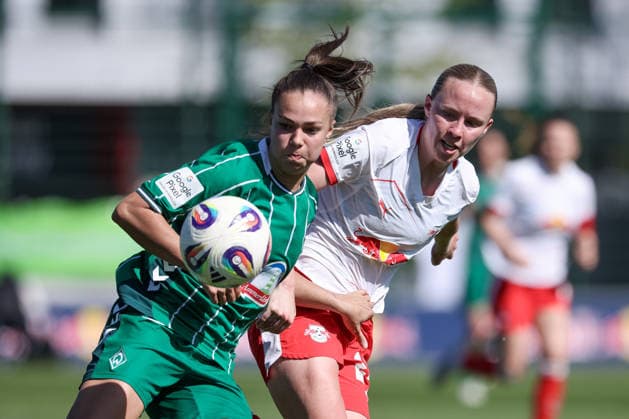 from left Maja Sternad SV Werder Bremen, 11 and Nikoline Dudek RB Leipzig, 24 in a duel, dynamic, action, action, game scene, THE DFB REGULATIONS PROHIBIT ANY USE OF PHOTOGRAPHS AS IMAGE SEQUENCES AND OR QUASI VIDEO , 25 04 2026, Leipzig Germany , Football, Google Pixel Womens Bundesliga, RB Leipzig SV Werder Bremen xobx