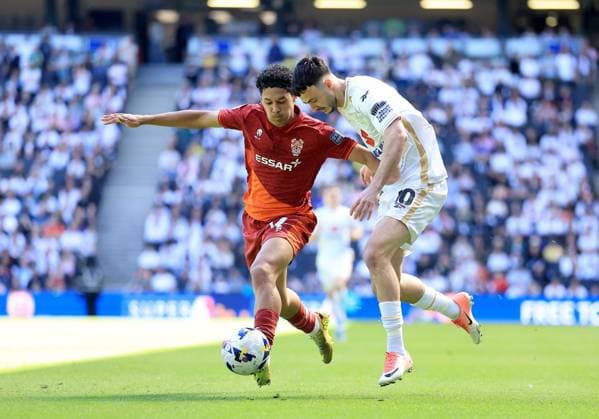 Aaron Collins of Milton Keynes Dons in action against Jayden Joseph of Tranmere Rovers Milton Keynes Dons v Tranmere Rovers, EFL Sky Bet League Two, Football, Stadium MK, Milton Keynes, UK - 25 Apr 2026Milton Keynes Stadium MK United Kingdom EDITORIAL USE ONLY No use with unauthorised audio, video, data, fixture lists, club league logos or live services. Online in-match use limited to 120 images, no video emulation. No use in betting, games or single club league player publications. Copyright: xGeorgexTewkesbury Shutterstockx 16838787as
