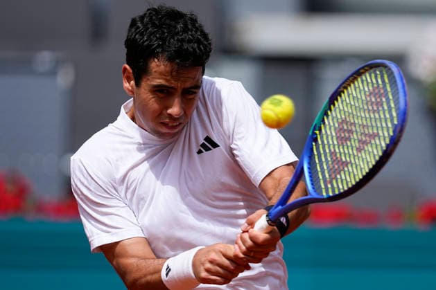April 25, 2026, Madrid, Madrid, Spain: Jaume Munar of Spain plays against Casper Ruud of Norway during the Mutua Madrid Open 2026, ATP, Tennis Herren Masters 1000 and WTA, Tennis Damen 1000, at La Caja Magica on April 25, 2026 in Madrid, Spain. Madrid Spain - ZUMAa181 20260425_zaa_a181_068 Copyright: xOscarxJ.xBarrosox