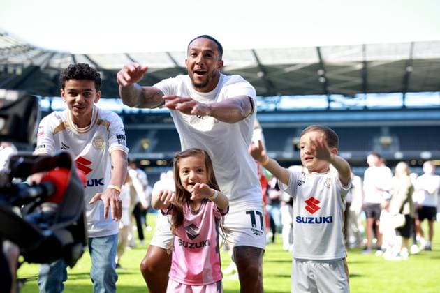 Milton Keynes Dons players celebrate their side s promotion to EFL League One Milton Keynes Dons v Tranmere Rovers, EFL Sky Bet League Two, Football, Stadium MK, Milton Keynes, UK - 25 Apr 2026Milton Keynes Stadium MK United Kingdom EDITORIAL USE ONLY No use with unauthorised audio, video, data, fixture lists, club league logos or live services. Online in-match use limited to 120 images, no video emulation. No use in betting, games or single club league player publications. Copyright: xGeorgexTewkesbury Shutterstockx 16838787bz